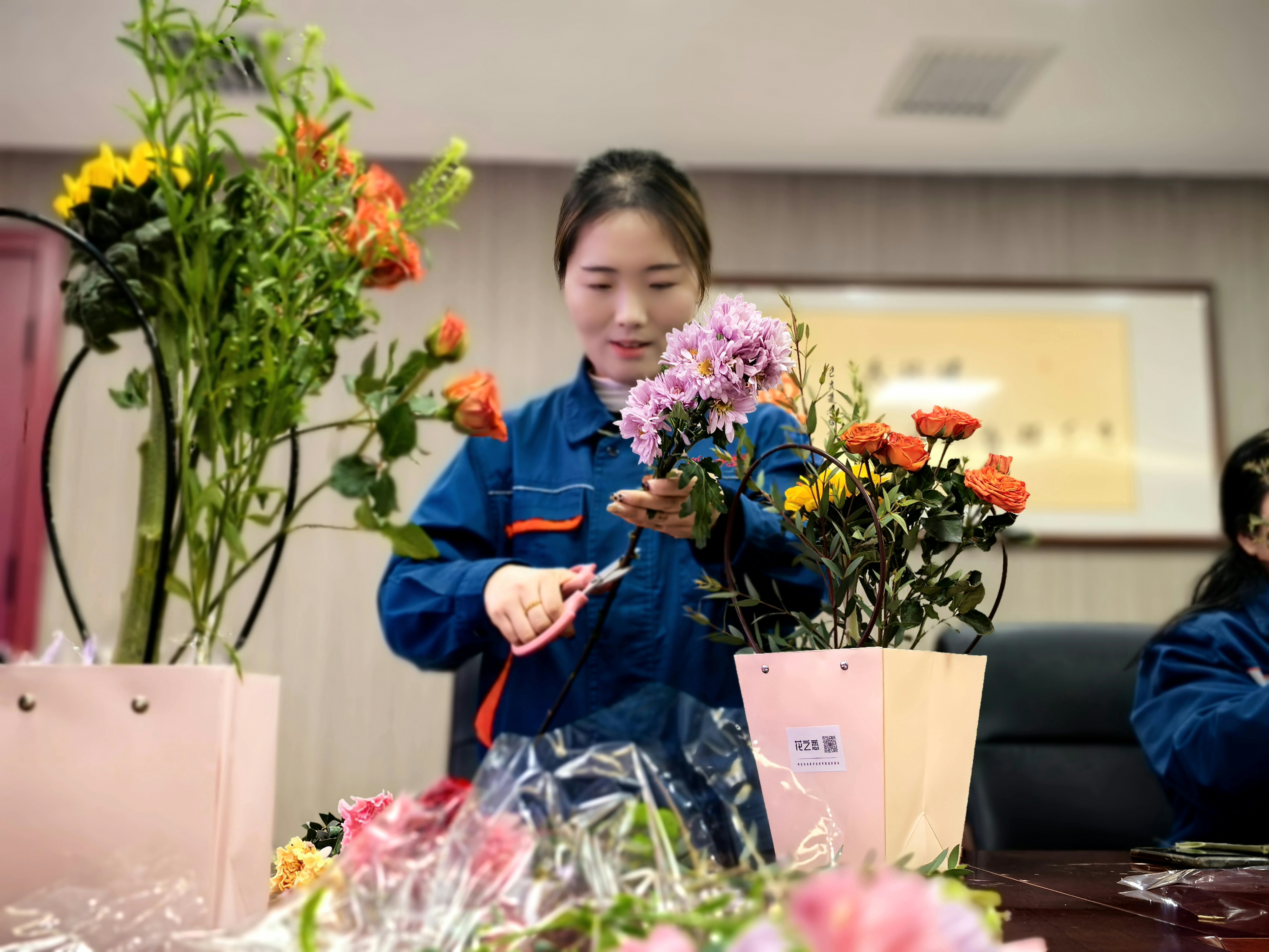 �������ഺ���뻨���衱�����½��¸���չ�����ˡ���Ů�ڲ廨�ֹ������